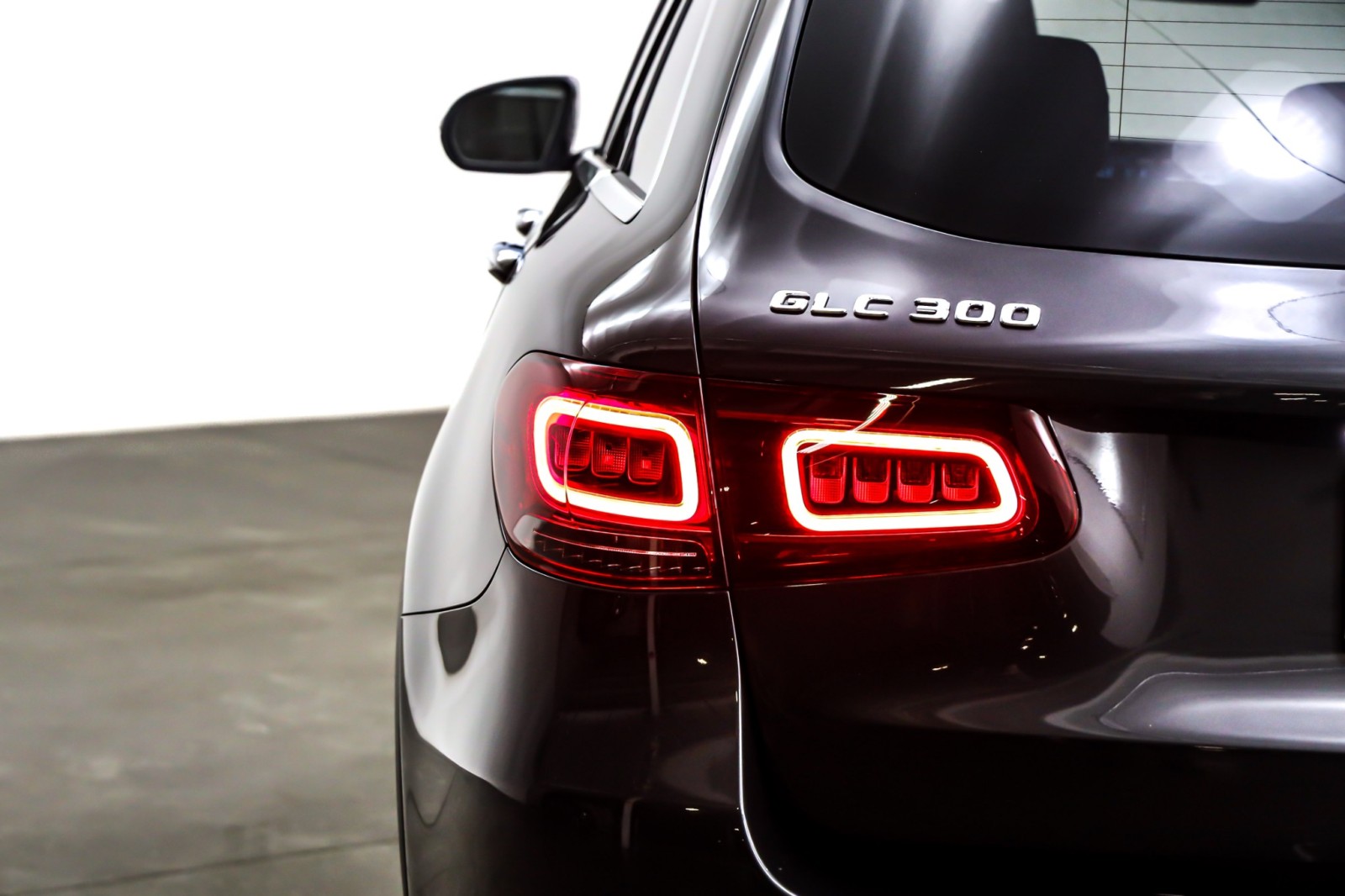 Used 2022 Graphite Grey Metallic Mercedes-Benz GLC 300 image 15