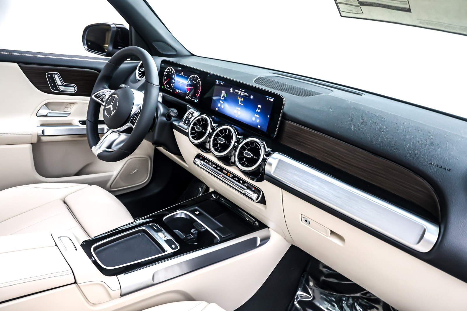 New 2026 Night Black Mercedes-Benz GLB 250 image 5