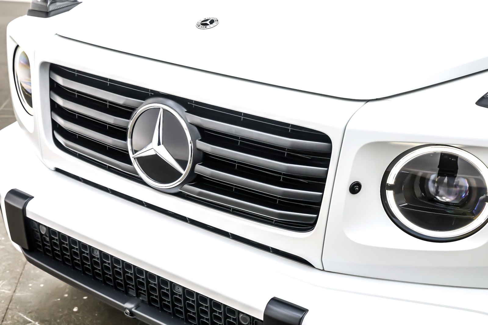 New 2025 MANUFAKTUR Moonlight White Magno Mercedes-Benz G 580e image 13