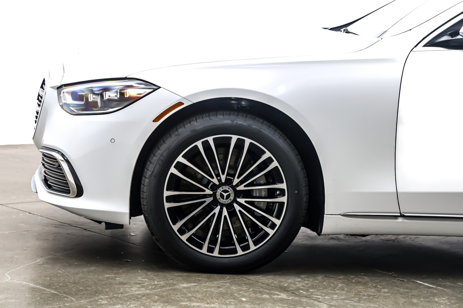 New 2026 MANUFAKTUR Moonlight White Metallic Mercedes-Benz S 580 image 10