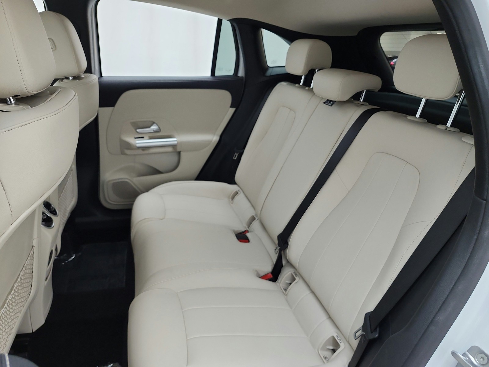Used 2023 Digital White Metallic Mercedes-Benz GLA 250 SUV image 13
