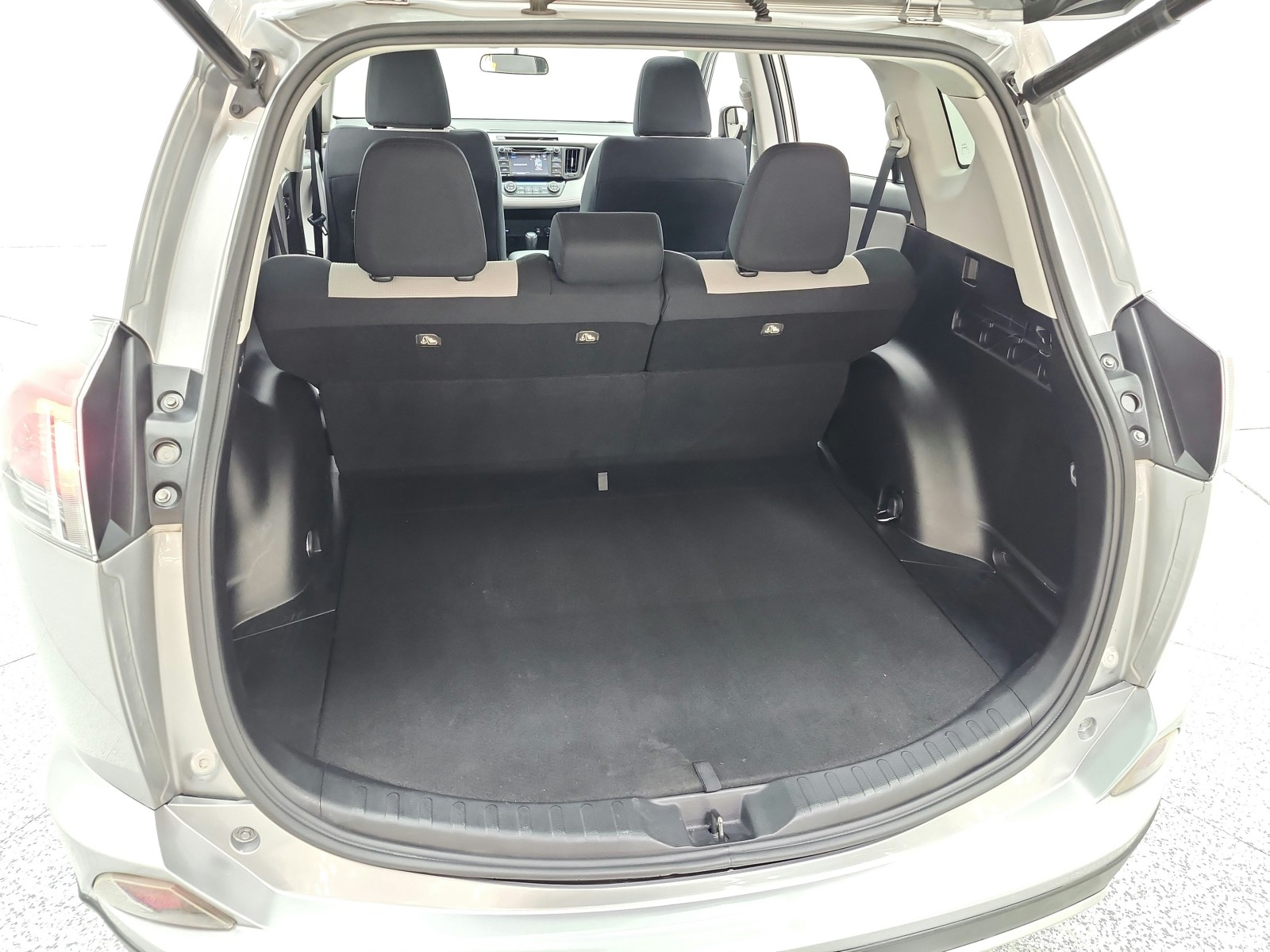 Used 2016 Silver Sky Metallic Toyota FWD 4dr XLE (Natl) image 21