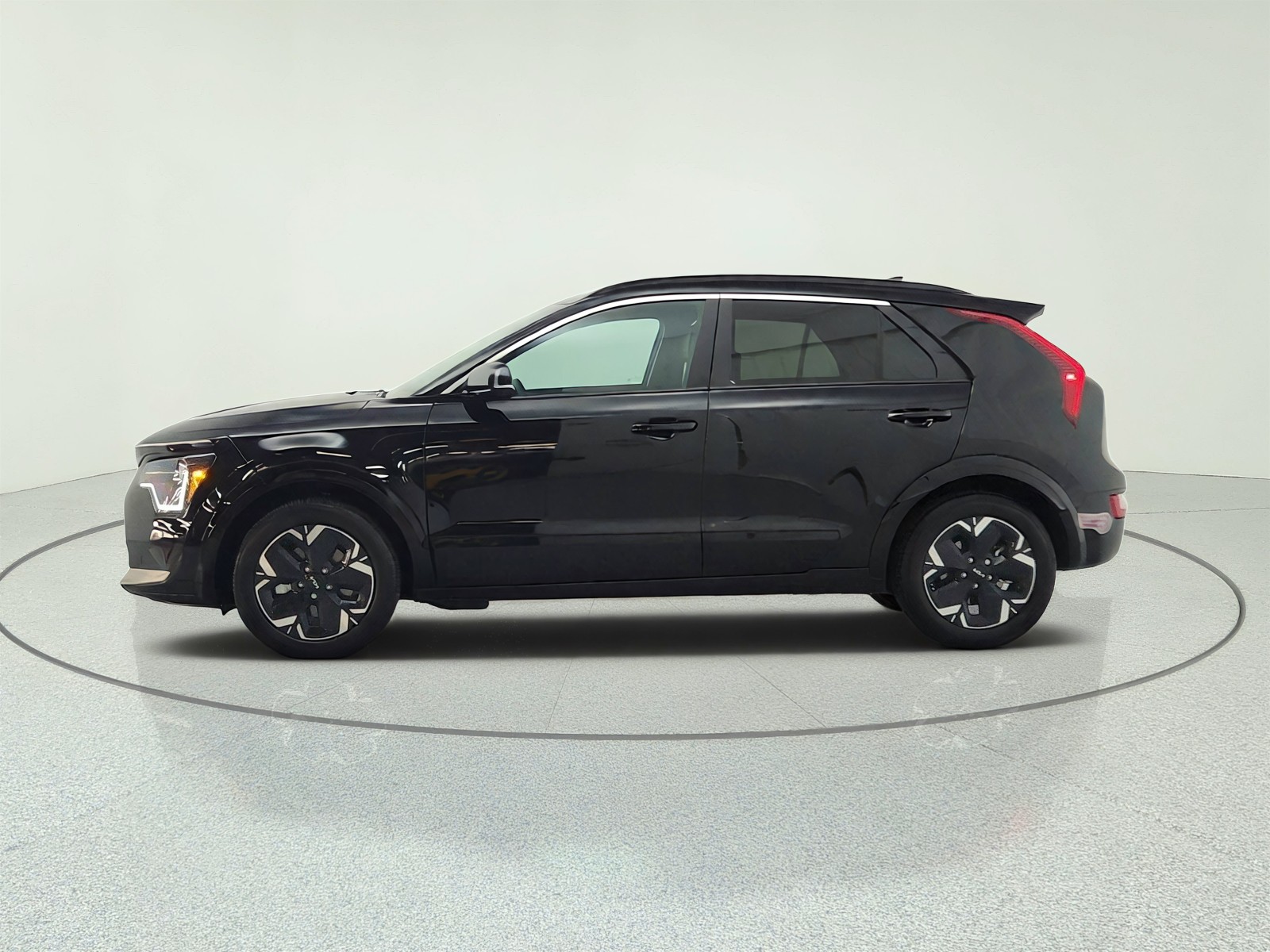 Used 2024 Aurora Black Kia Wind image 8