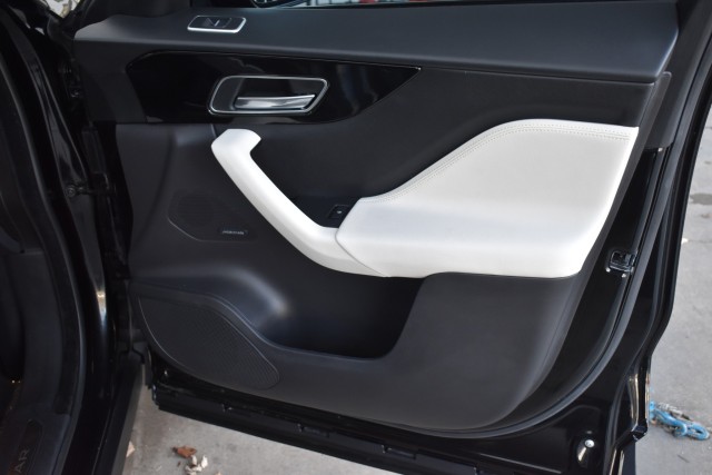 2017 Jaguar F-PACE Navi Leather Moonroof Heated Seats Parking Sensors 40