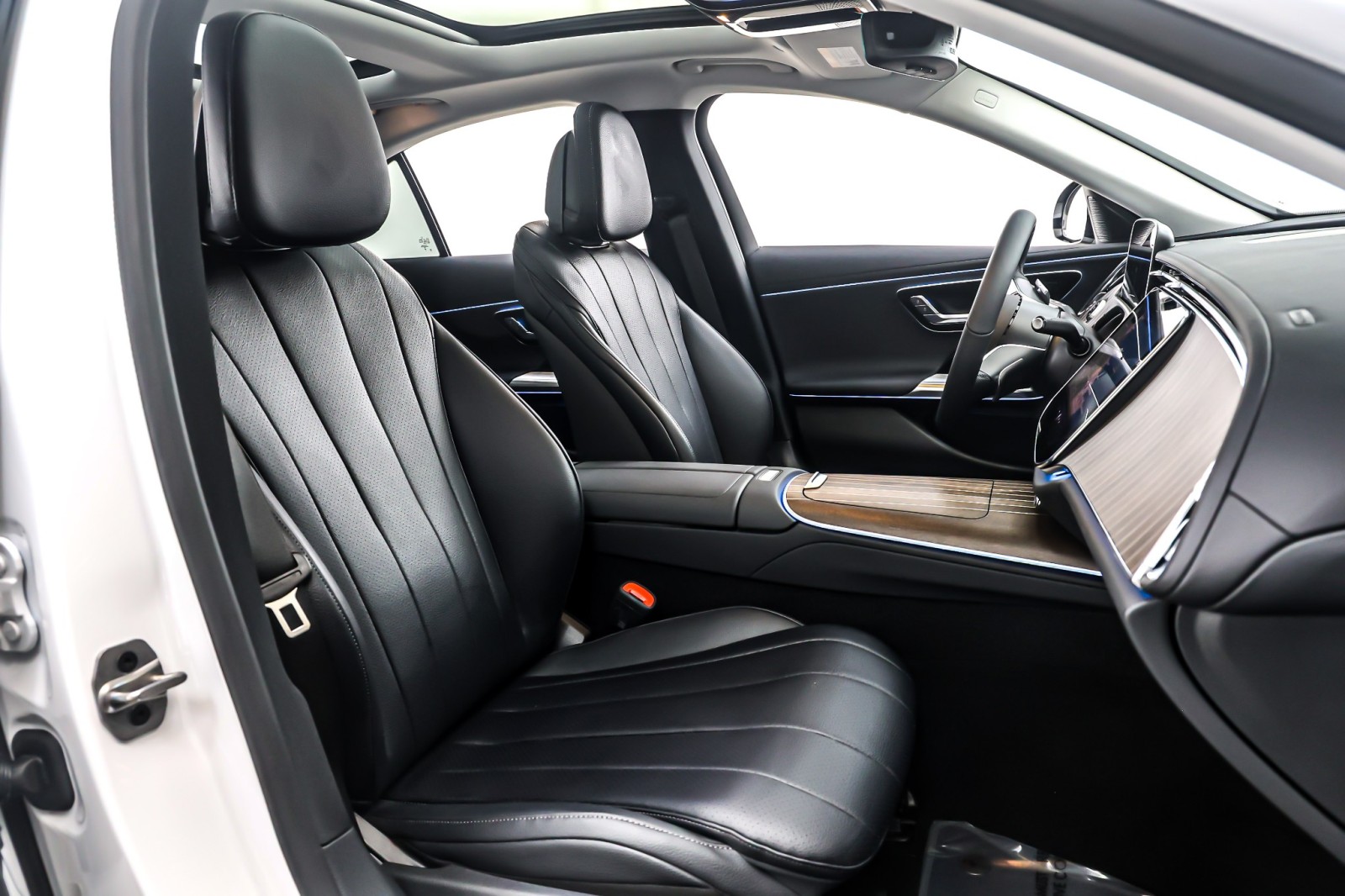 New 2026 MANUFAKTUR Moonlight White Metallic Mercedes-Benz E 350 image 7