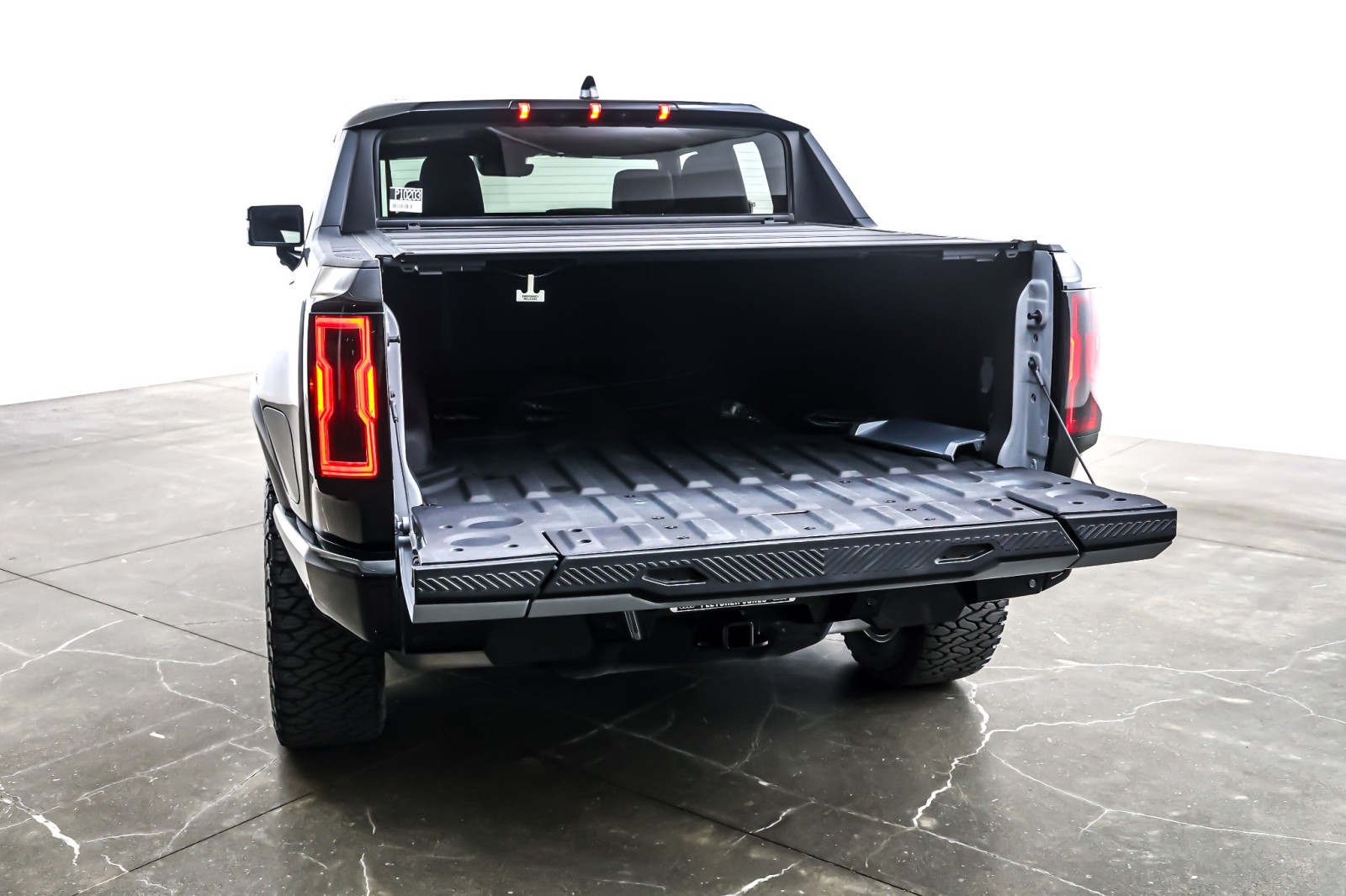 Used 2025 Meteorite Metallic (Grey) GMC e4WD Crew Cab 3X image 22