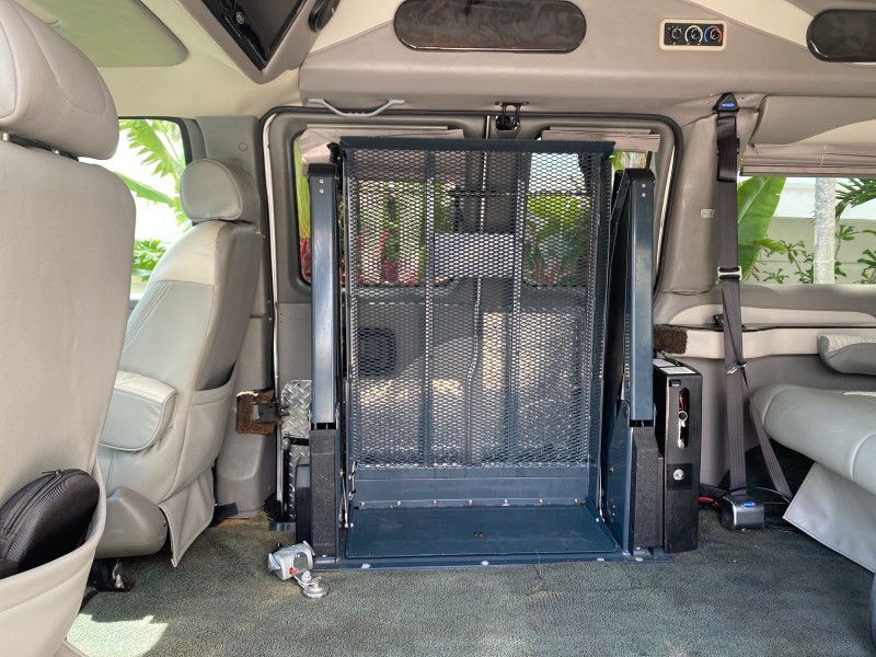 2013 GMC SAVANA HI TOP CONVERSION HANDICAP LIFT LOW MILES 24,857 in , 