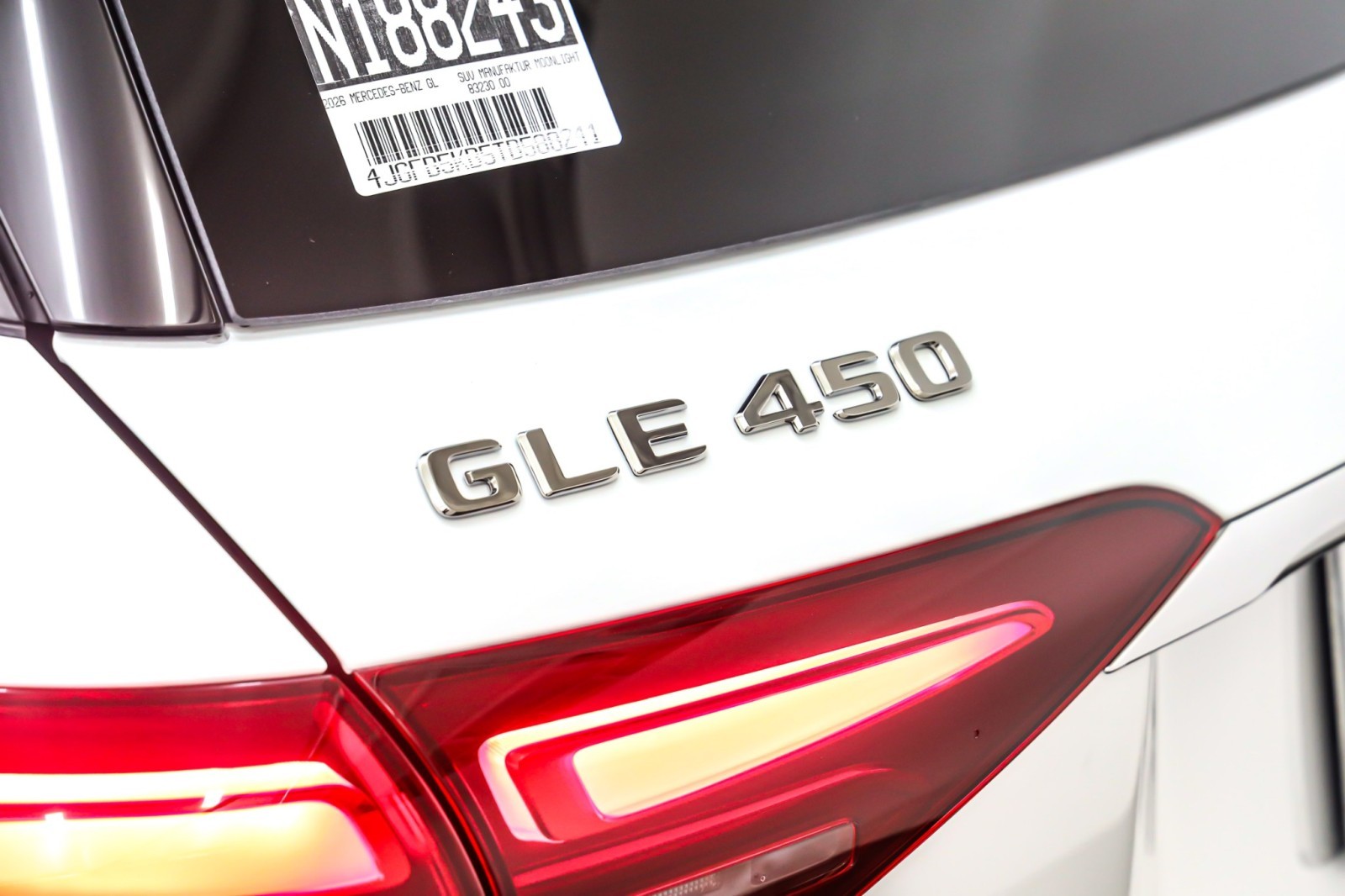 New 2026 MANUFAKTUR Moonlight White Metallic Mercedes-Benz GLE 450 image 9