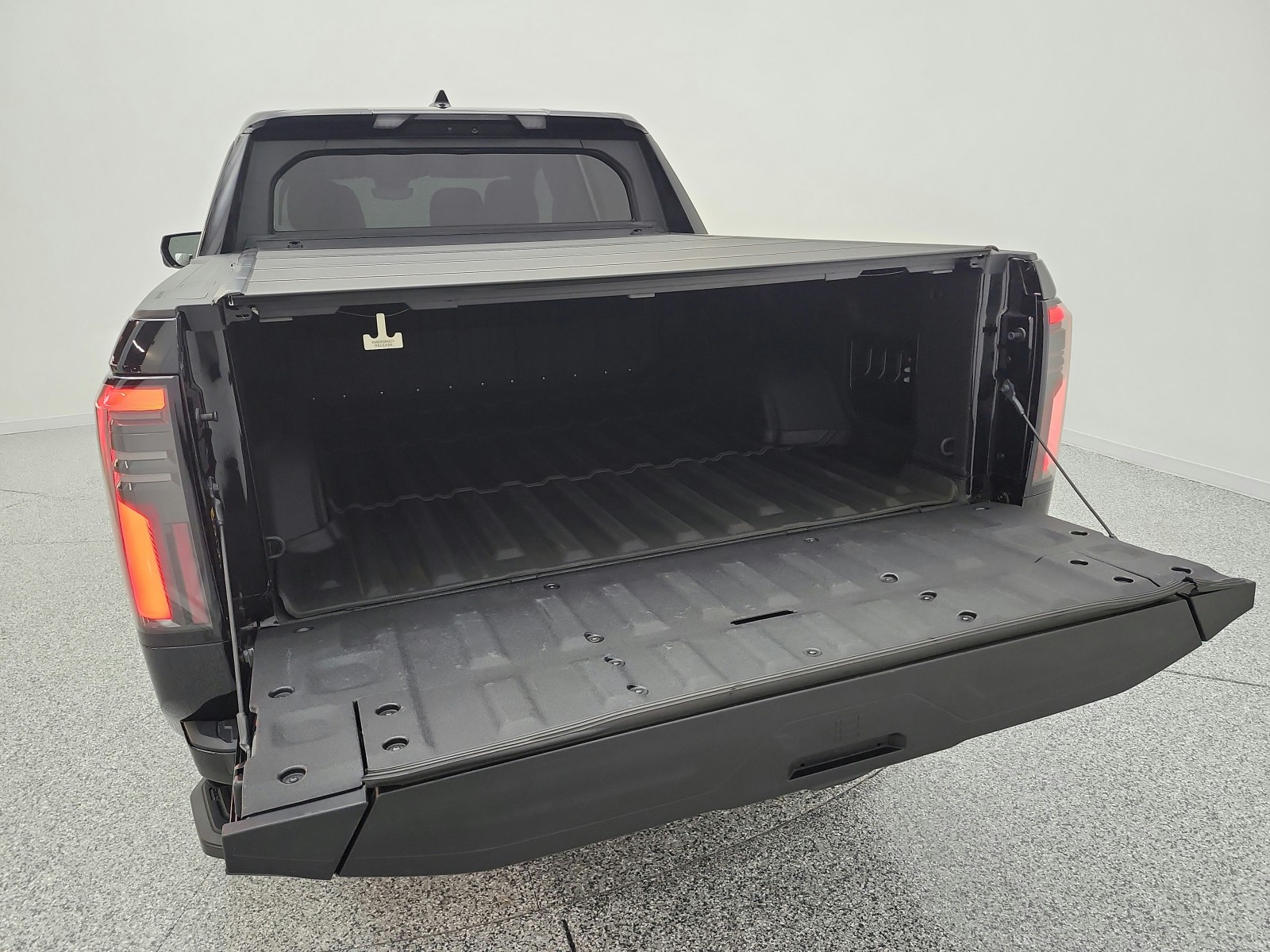 Used 2025 Onyx Black GMC e4WD Crew Cab Max Range Denali image 20