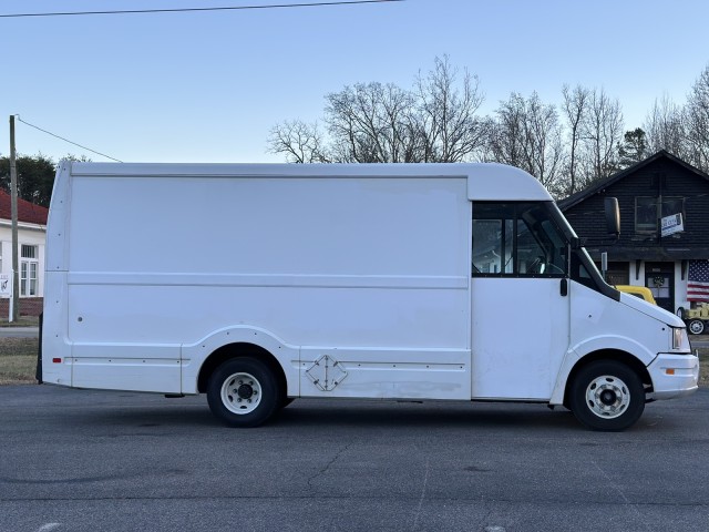 2013 Isuzu Reach 14' Van w/AIR in , 