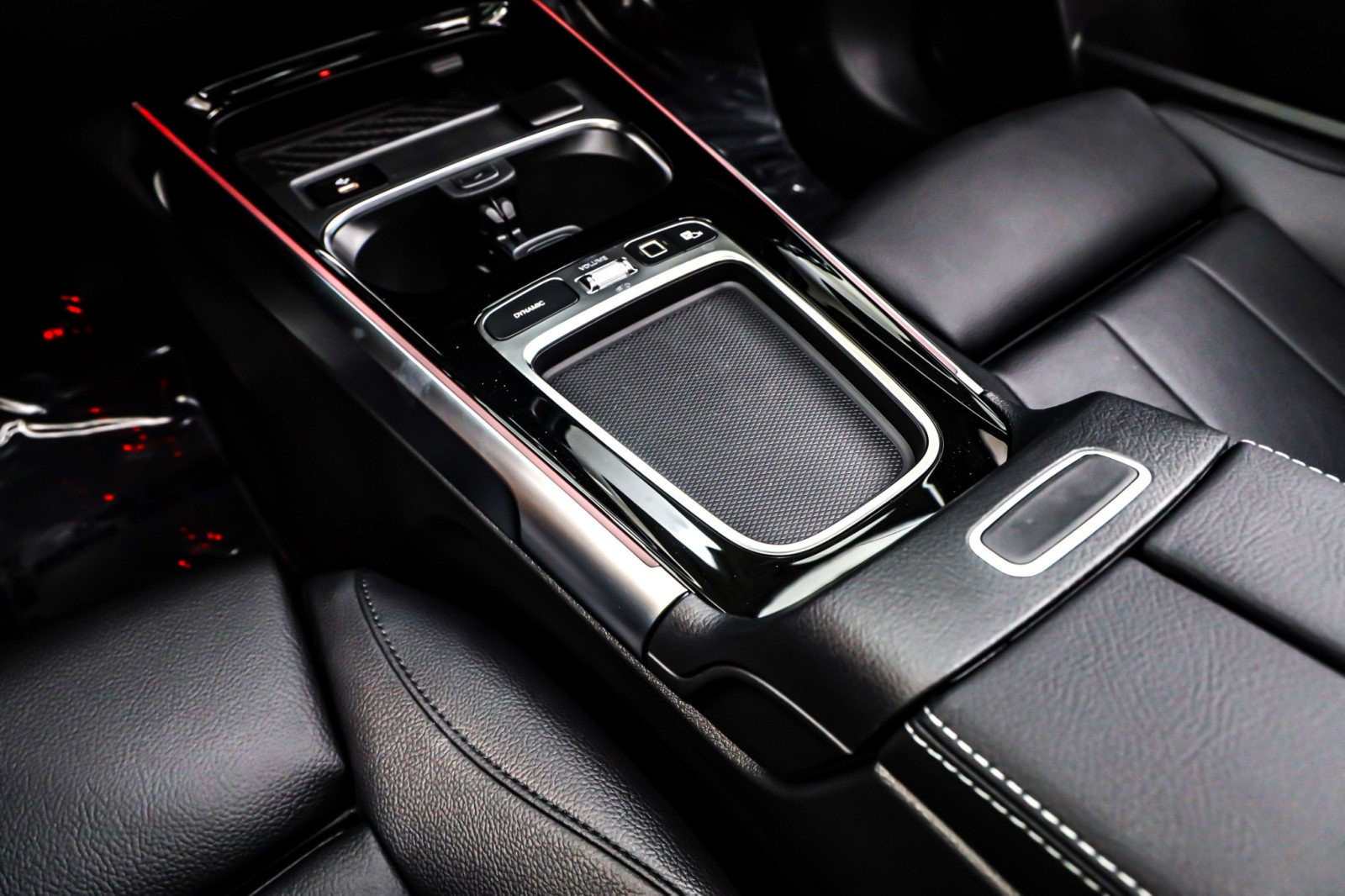 New 2026 Polar White Mercedes-Benz GLB 250 image 6