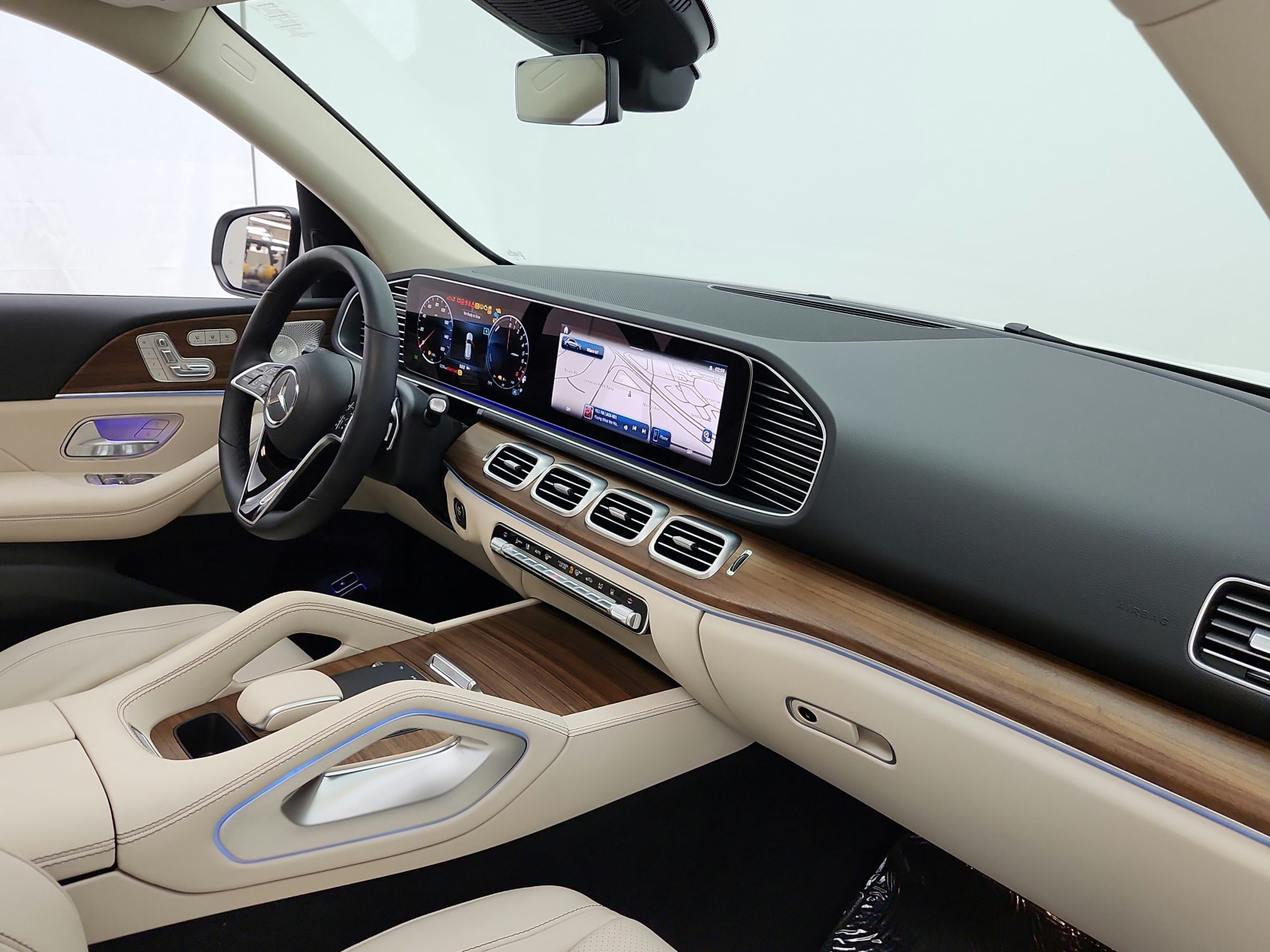 Used 2025 Polar White Mercedes-Benz GLE 450e 4MATIC® SUV image 26