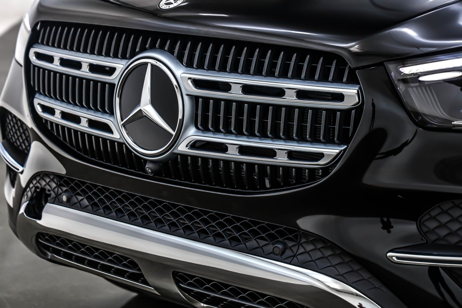 New 2026 Obsidian Black Metallic Mercedes-Benz GLE 350 image 3