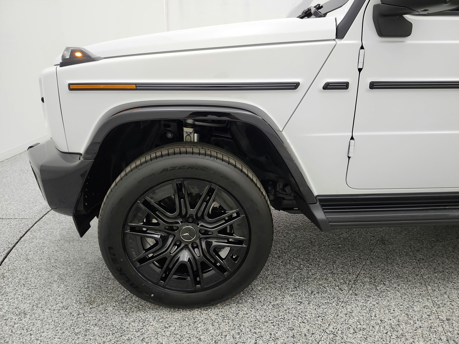 New 2027 MANUFAKTUR Moonlight White Metallic Mercedes-Benz G 580e SUV image 13