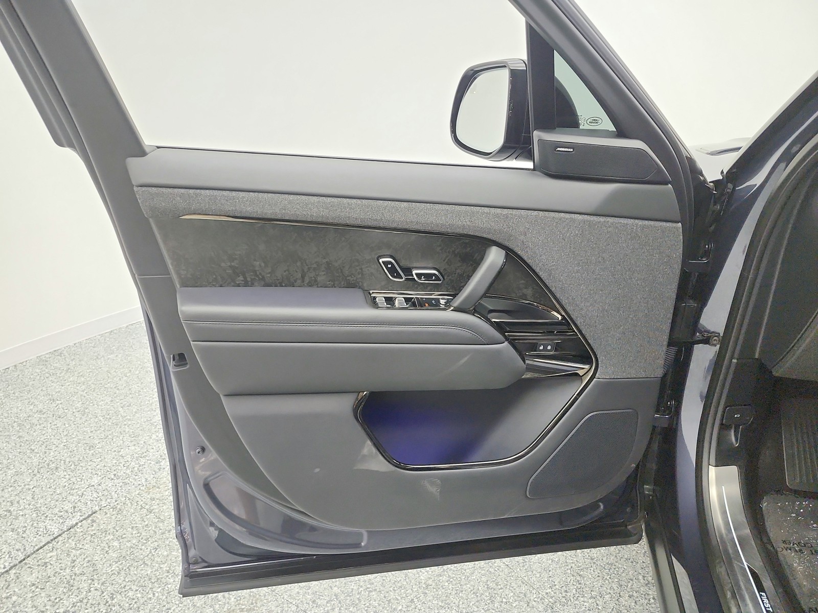 Used 2023 Varesine Blue Metallic Land Rover P530 First Edition image 17