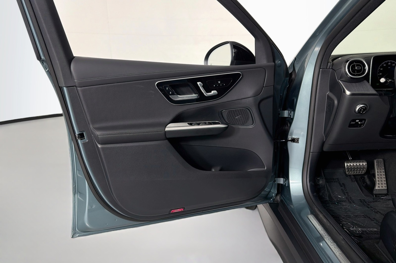 New 2027 Verde Silver Metallic Mercedes-Benz GLC 300 SUV image 20