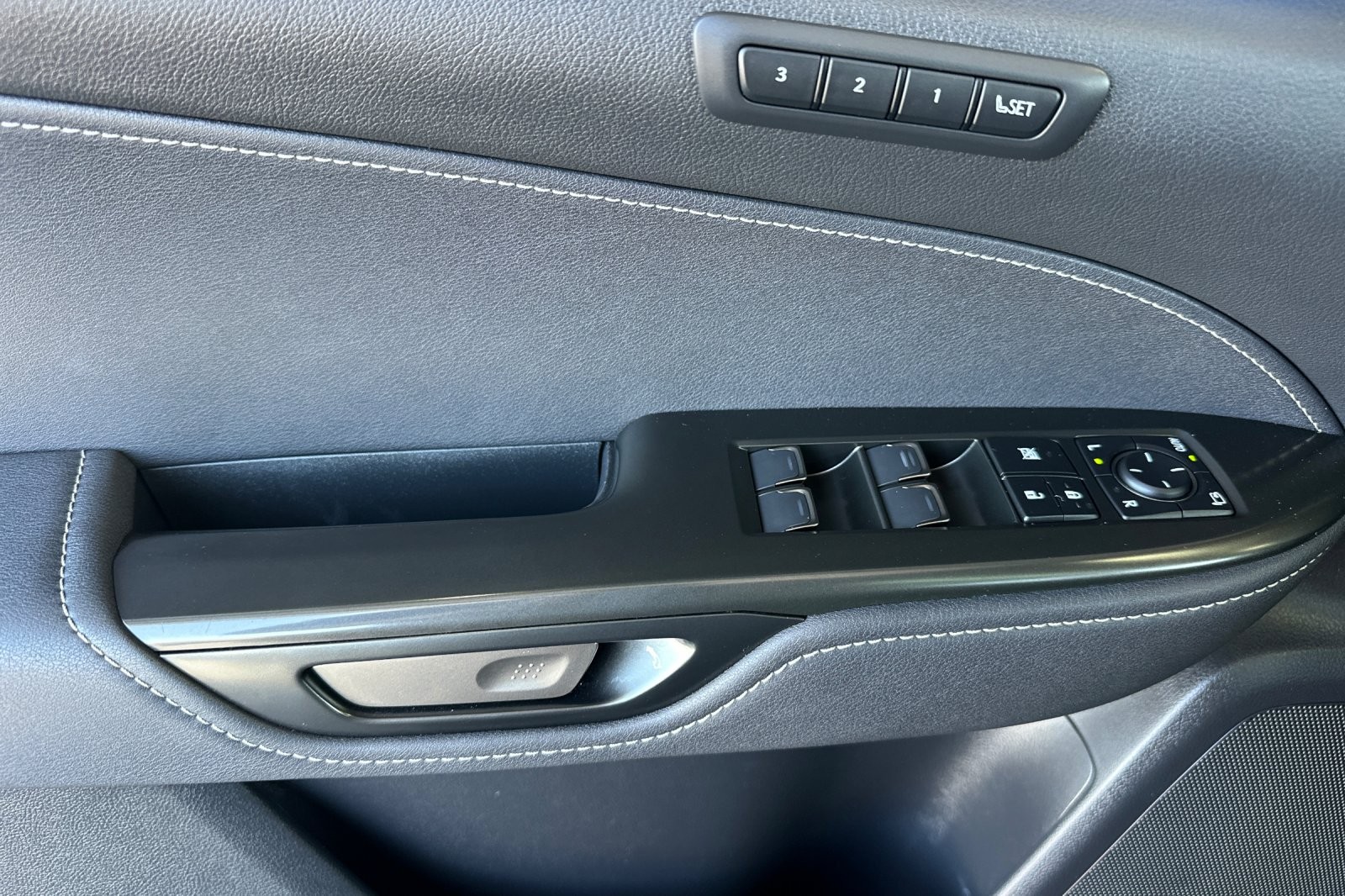 Used 2025 Obsidian Lexus NX 450h+ F SPORT Handling image 10