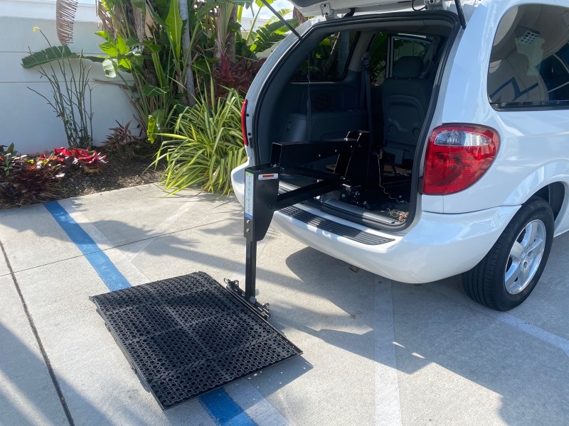 2006 Dodge Caravan SXT LOW MILES 28,367 1 OWNER HANDICAP LIFT in , 