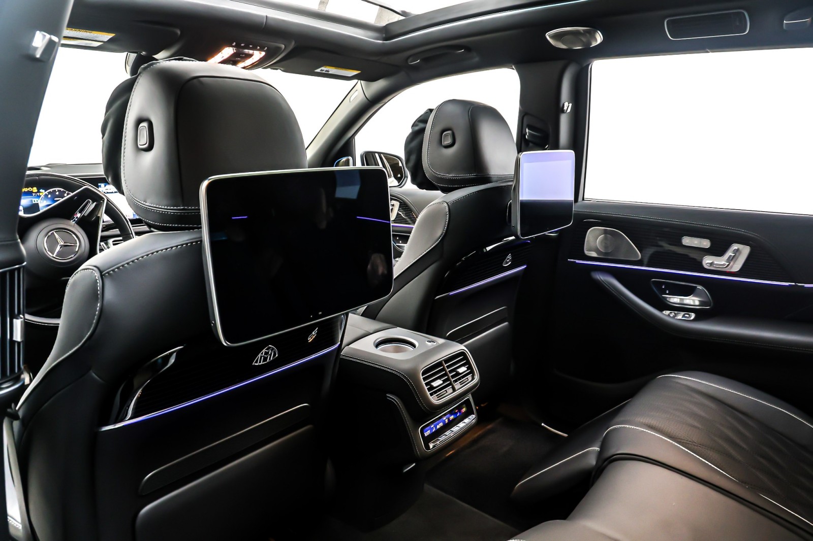 New 2026 MANUFAKTUR Moonlight White Metallic Mercedes-Benz Maybach GLS 600 image 9