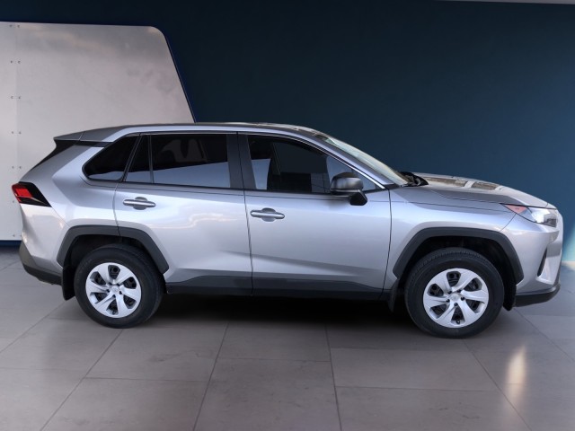 2022 Toyota RAV4 LE 6