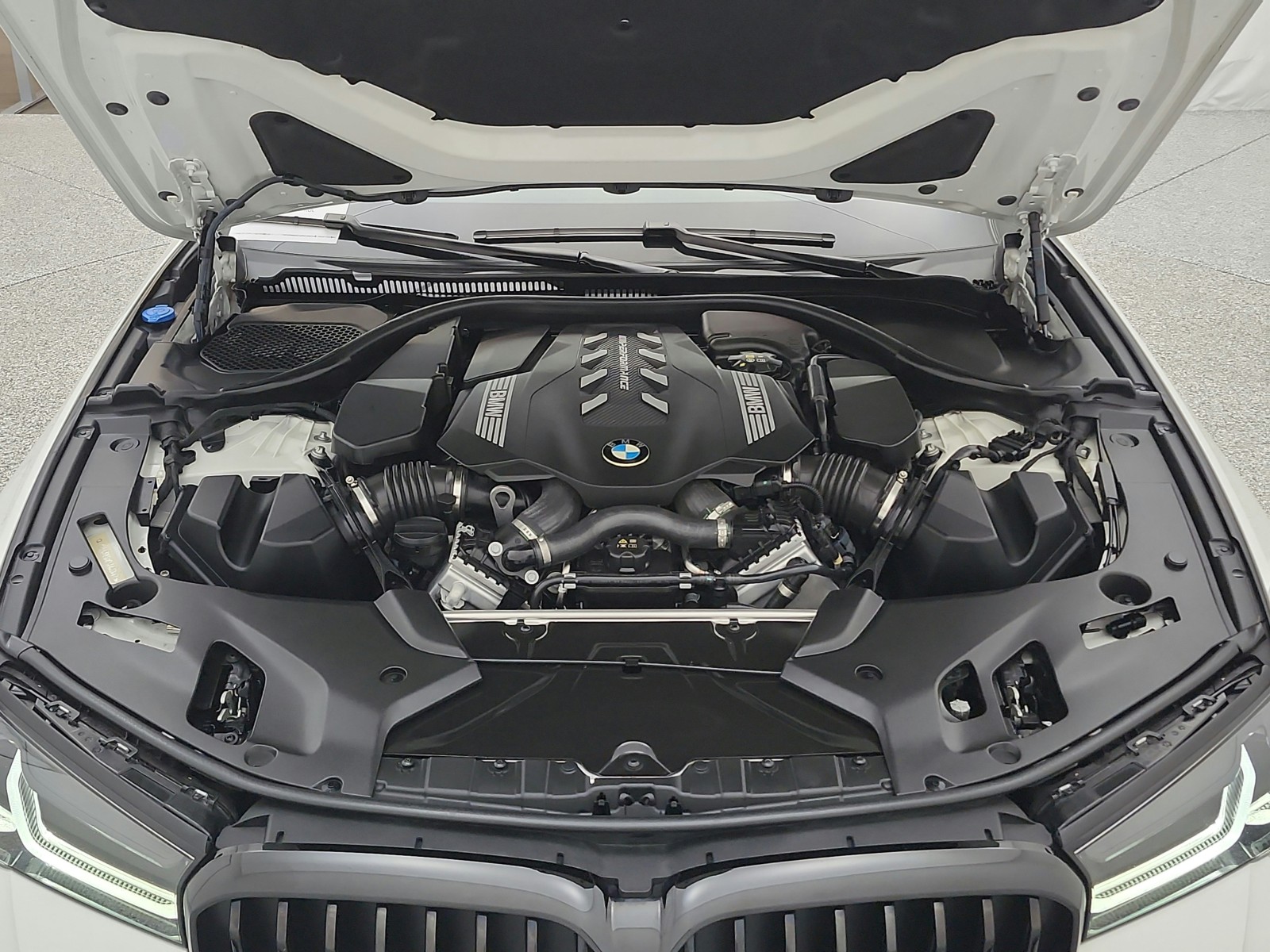 Used 2023 Alpine White BMW M550i xDrive Sedan image 15