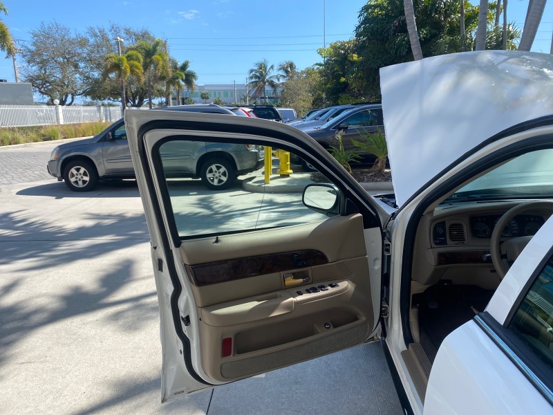 2005 Mercury Grand Marquis GS LOW MILES 49,348 in , 