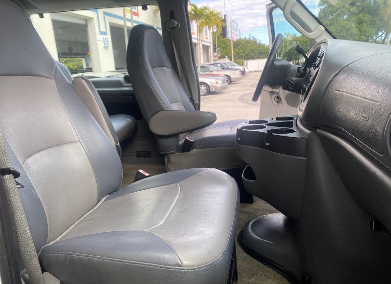 2008 Ford Econoline Wagon XLT 15 PASSENGERS E350 CLEAN in , 