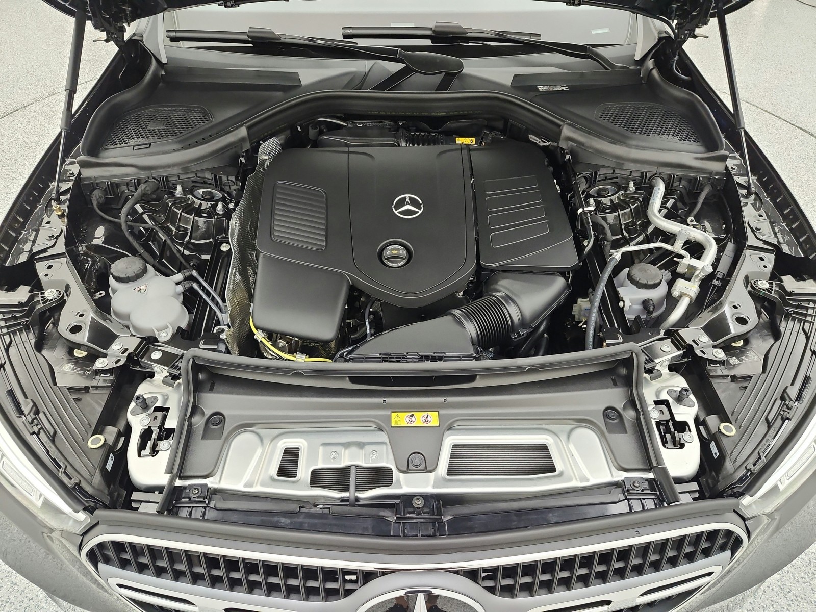New 2027 Graphite Grey Metallic Mercedes-Benz GLC 300 SUV image 12