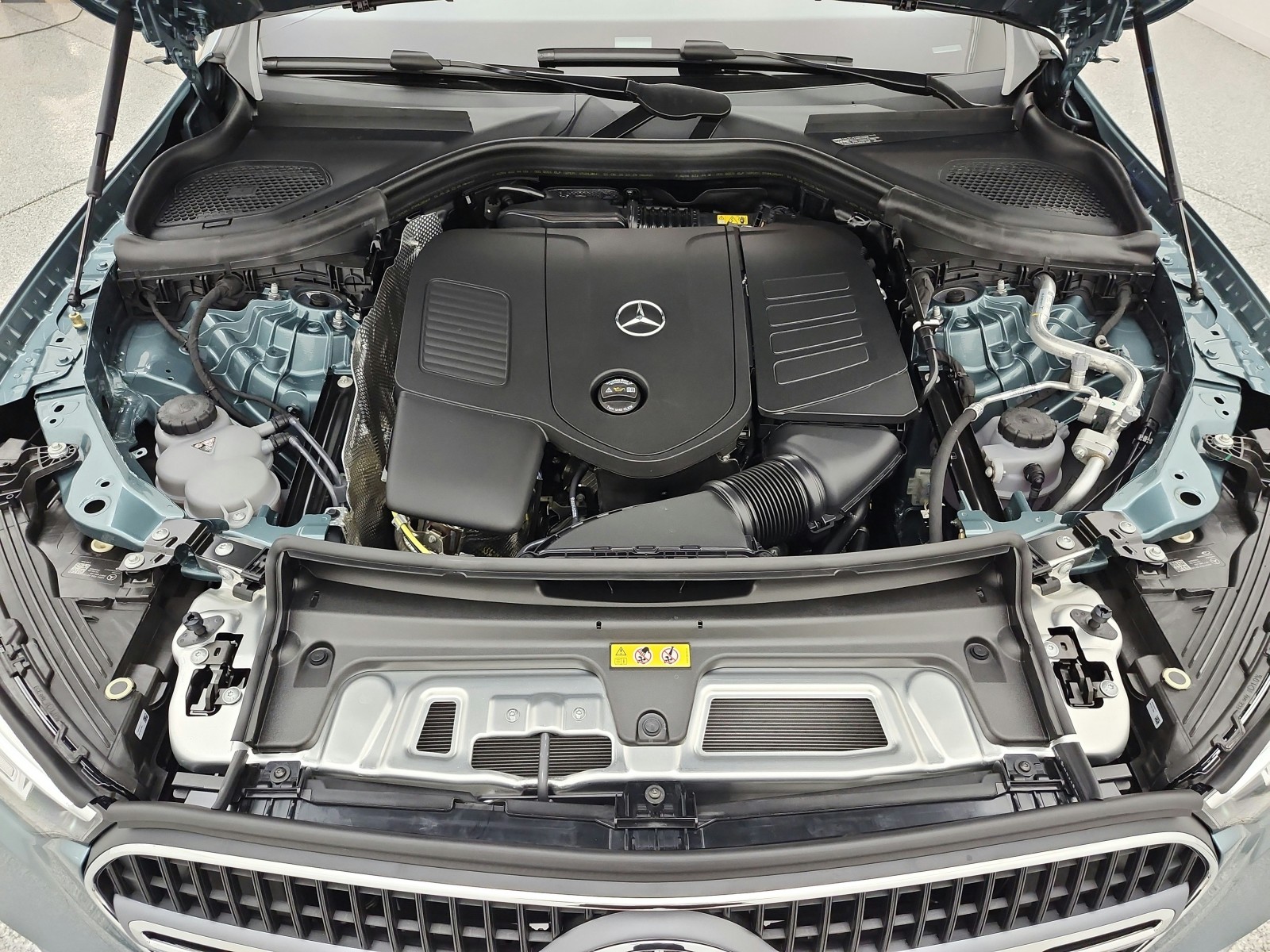 New 2027 Verde Silver Metallic Mercedes-Benz GLC 300 SUV image 12