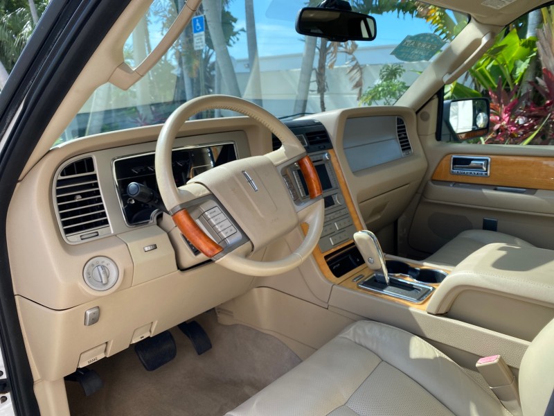 2010 Lincoln Navigator 4WD SUNROOF LOW MILES 31,209 in , 
