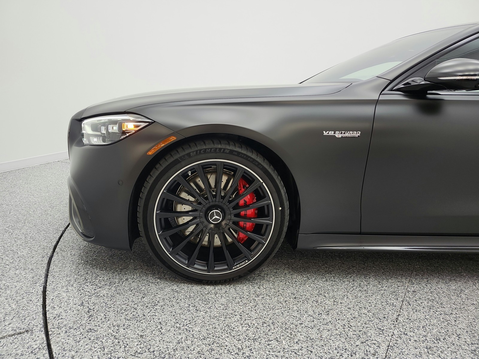 New 2026 MANUFAKTUR Graphite Grey Magno Mercedes-Benz AMG® S 63 E image 23