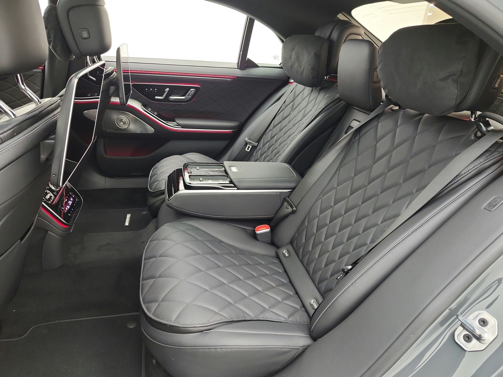 New 2027 MANUFAKTUR Silicon Grey Mercedes-Benz S 580 4MATIC® Sedan image 10