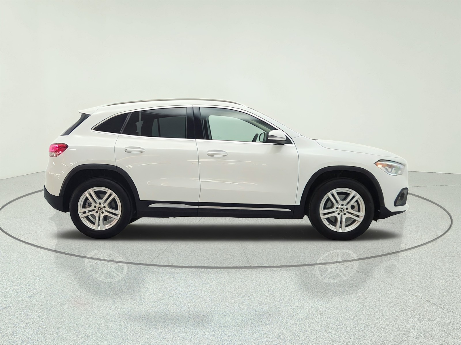 Used 2023 Digital White Metallic Mercedes-Benz GLA 250 SUV image 4