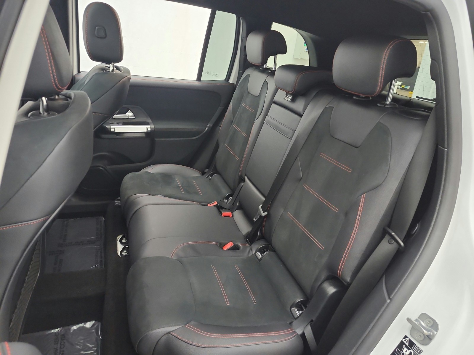 Used 2023 Polar White Mercedes-Benz GLB 250 SUV image 16