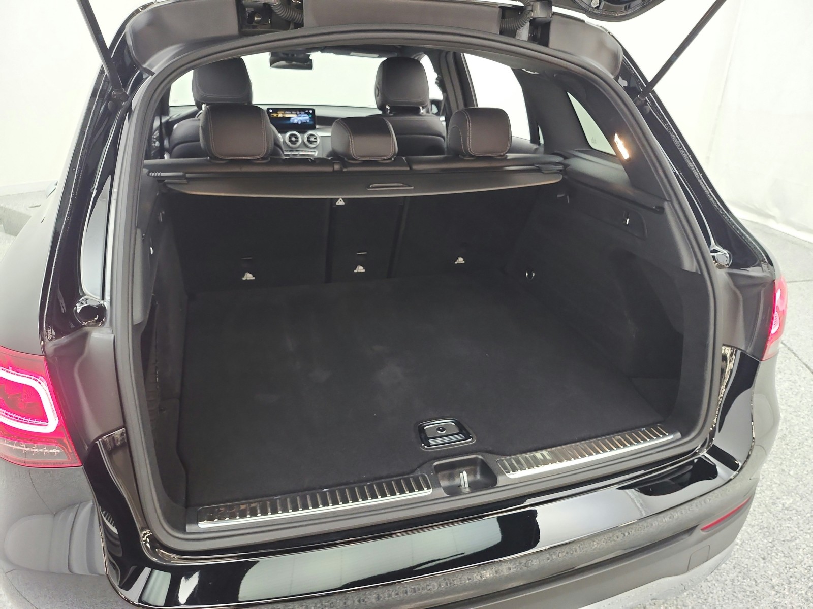 Used 2022 Black Mercedes-Benz GLC 300 SUV image 21