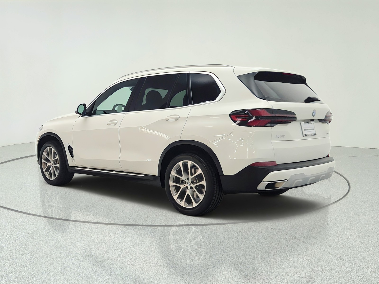 Used 2024 Alpine White BMW sDrive40i Sports Activity Vehicle image 7
