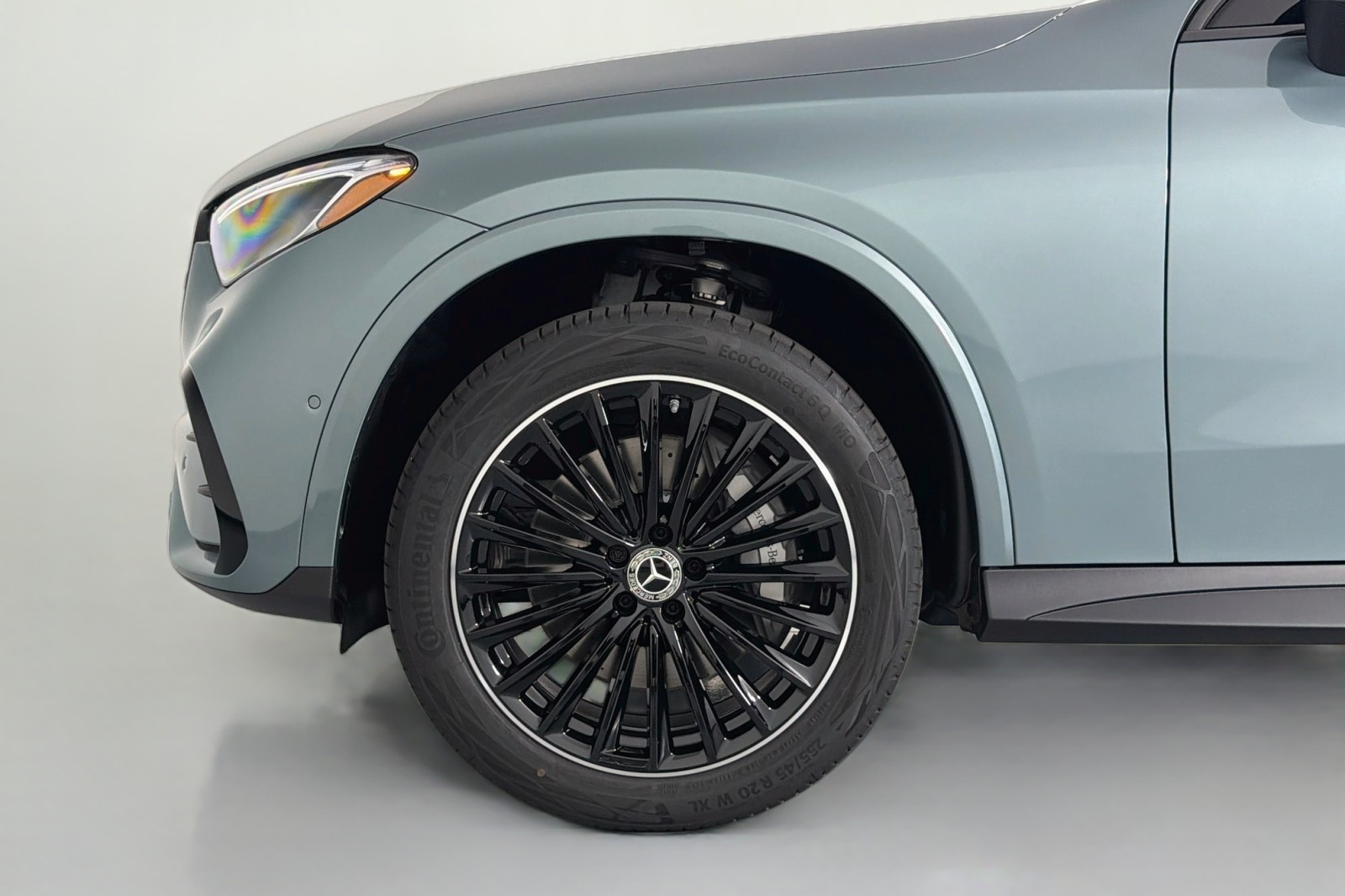 New 2027 Verde Silver Metallic Mercedes-Benz GLC 300 SUV image 9