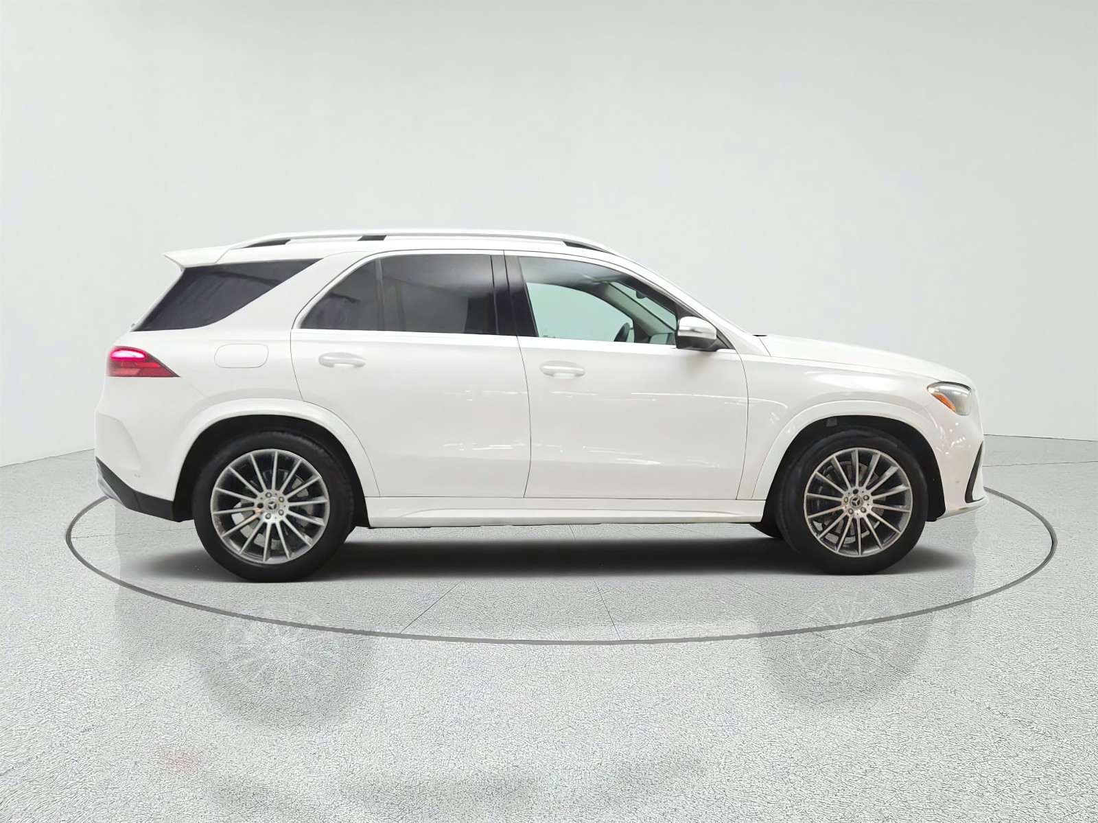 Used 2024 Polar White Mercedes-Benz GLE 350 4MATIC® SUV image 4