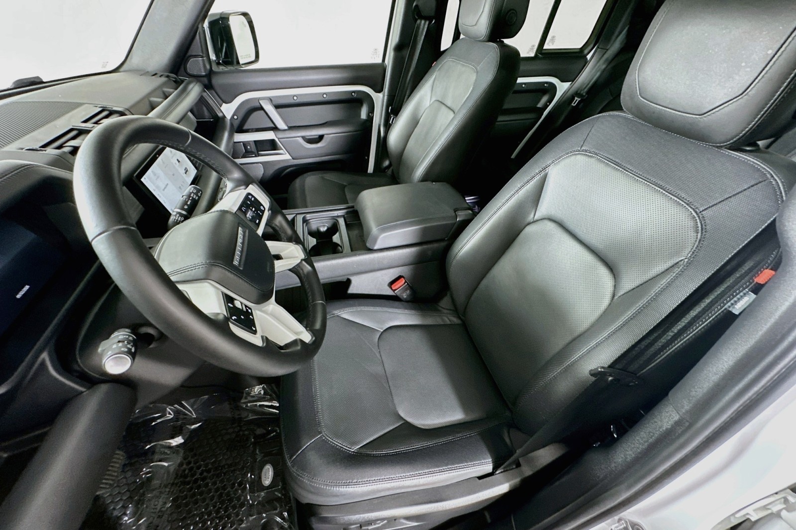 Used 2024 Fuji White Land Rover X-Dynamic SE image 18
