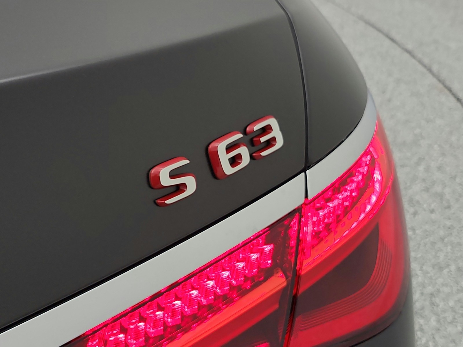 New 2026 MANUFAKTUR Graphite Grey Magno Mercedes-Benz AMG® S 63 E image 22