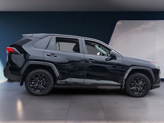 2022 Toyota RAV4 LE 6