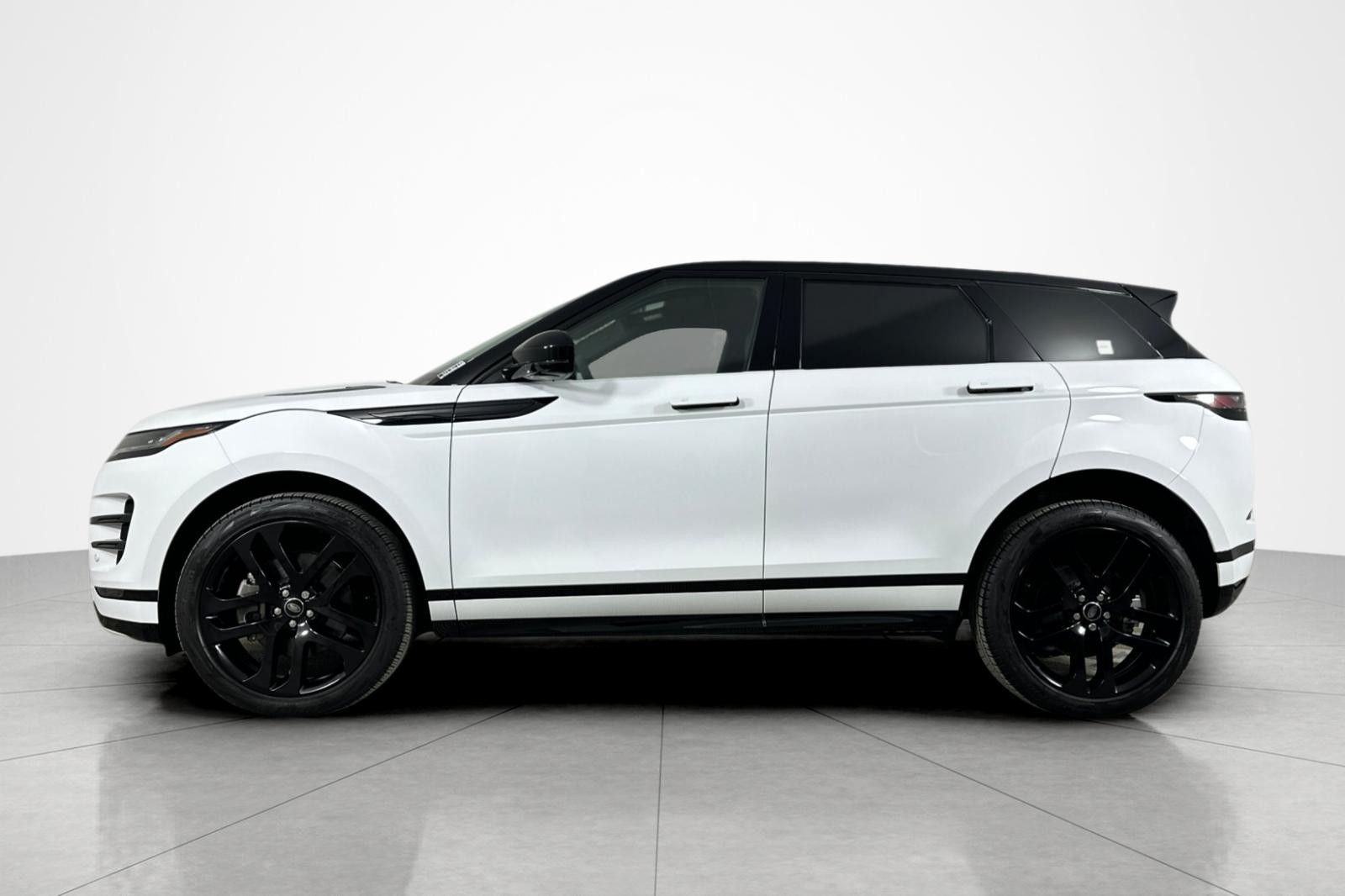 Used 2024 Fuji White Land Rover Dynamic SE AWD image 2