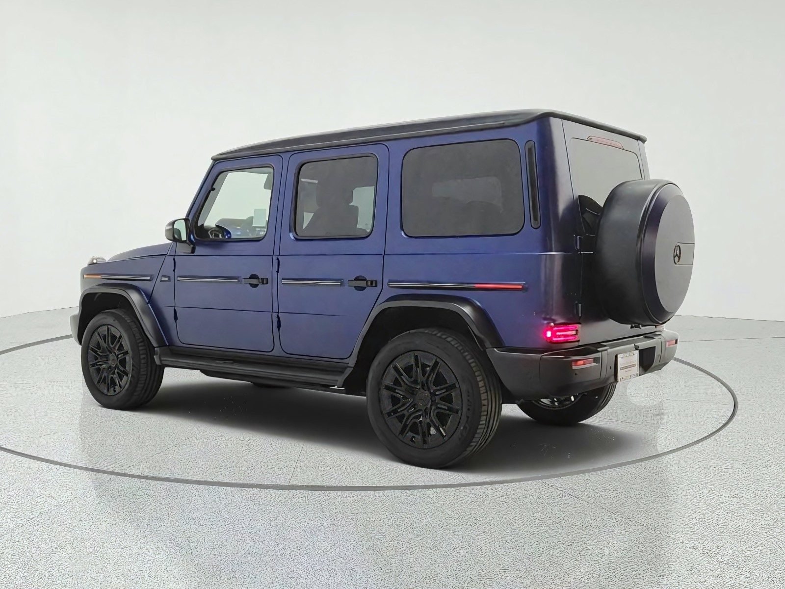 New 2027 MANUFAKTUR Exclusive Brilliant Blue Magno Mercedes-Benz G 580e SUV image 7