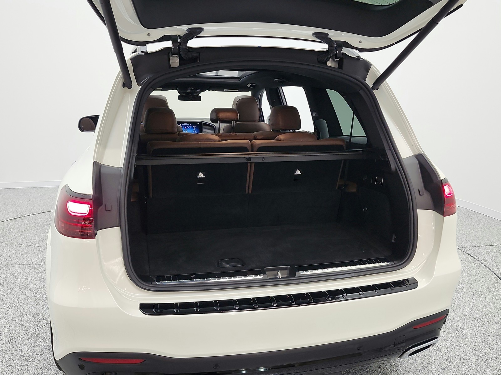 Used 2024 MANUFAKTUR Diamond White Metallic Mercedes-Benz GLS 450 4MATIC® SUV image 21