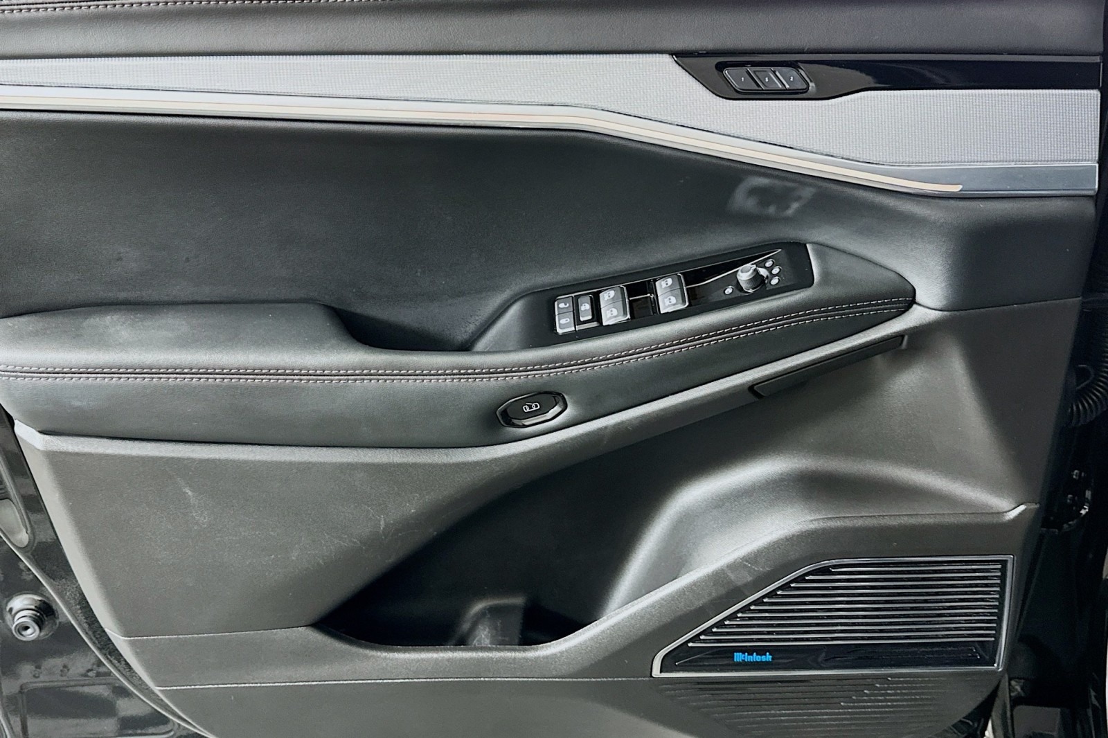 Used 2024 Diamond Black Crystal Pearlcoat Jeep Launch Edition image 21