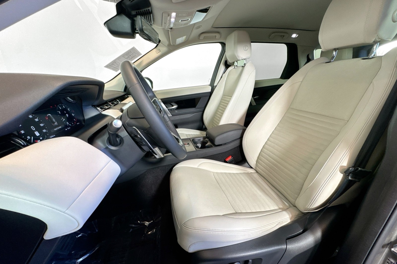 Used 2024 Silicon Silver Premium Metallic Land Rover Core S image 18