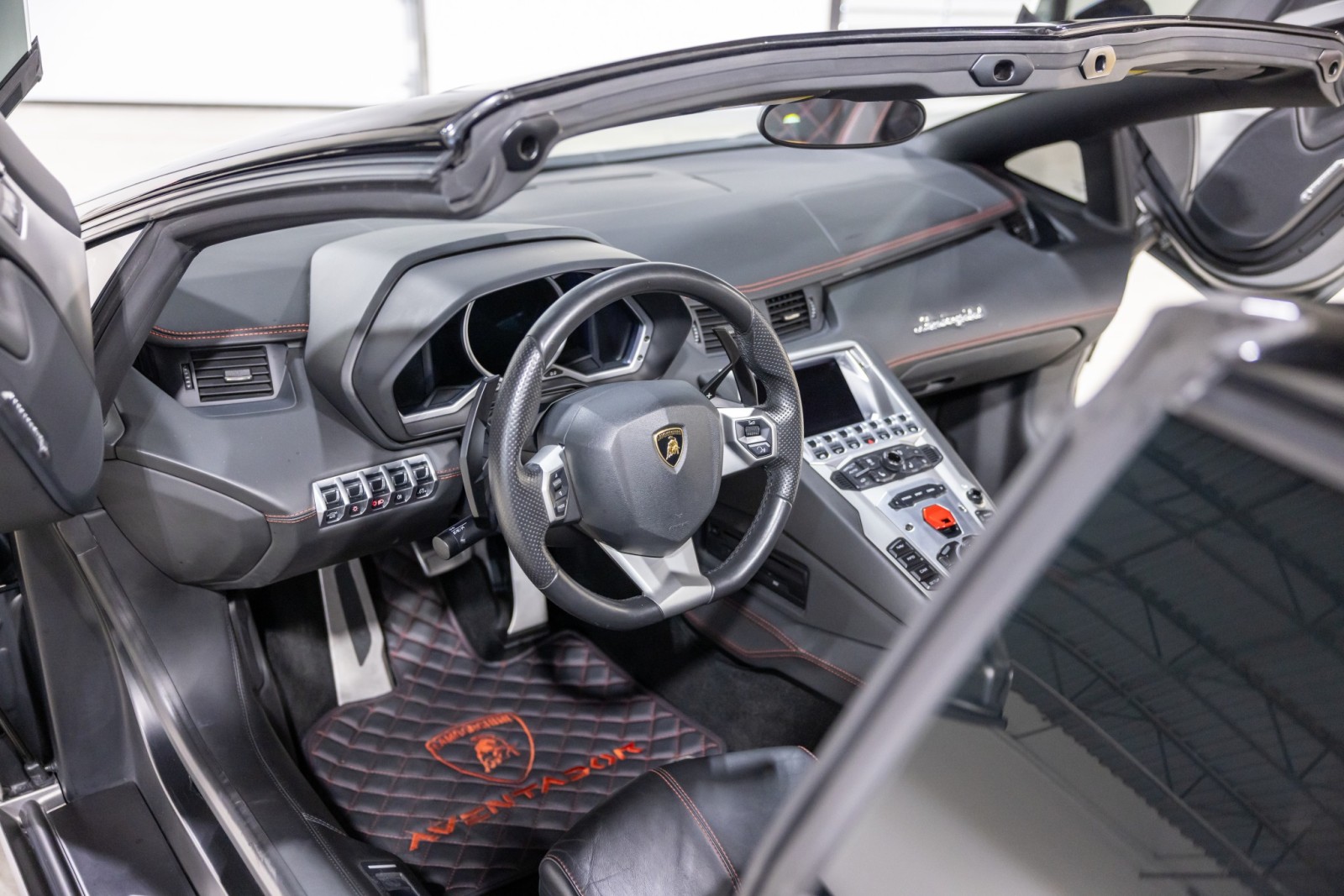 2015 Lamborghini Aventador Roadster LP 700-4 photo 16