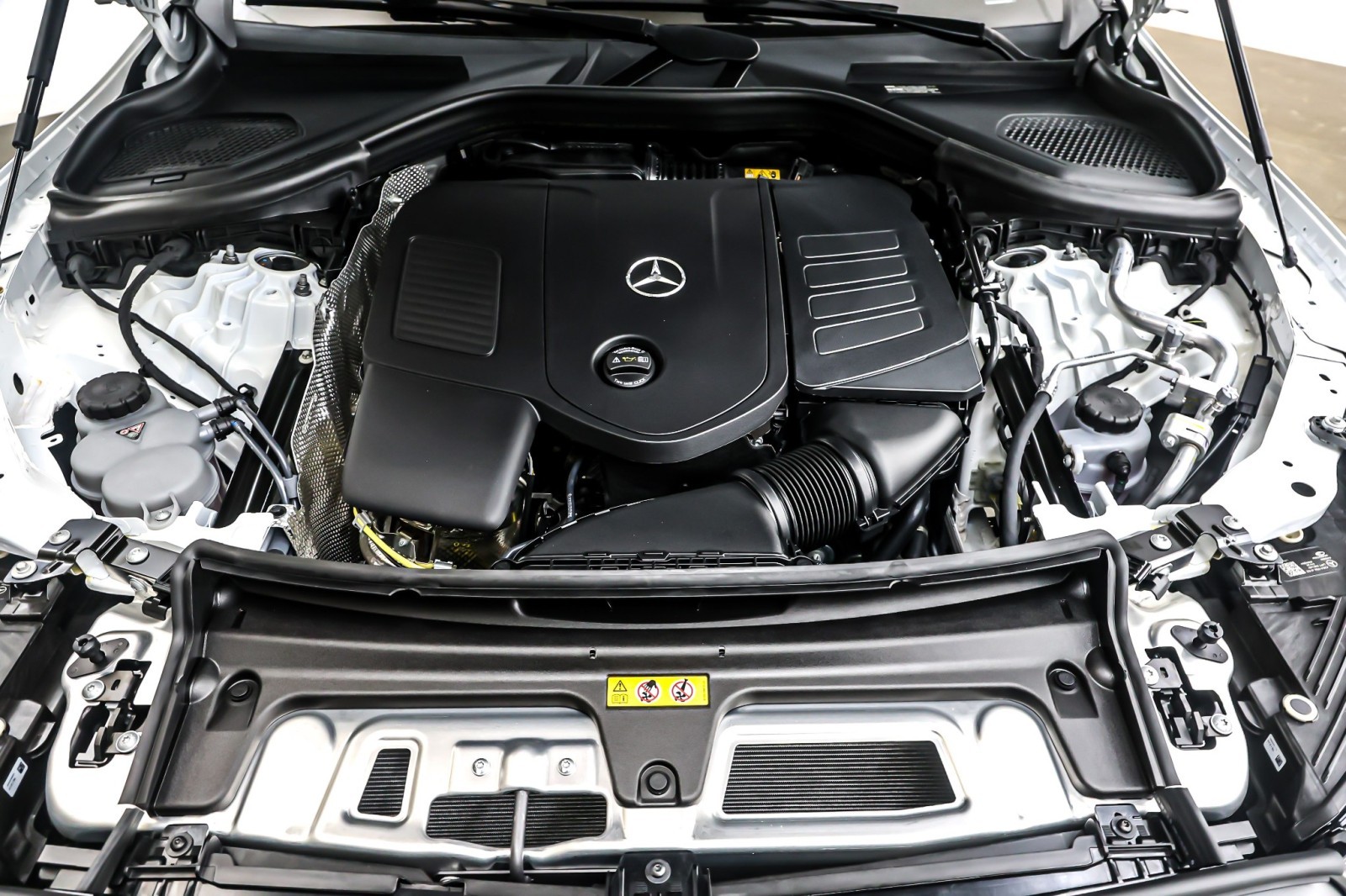 New 2026 Polar White Mercedes-Benz GLC 300 image 11