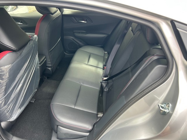 ToyotaPrius Plug-In Hybrid32