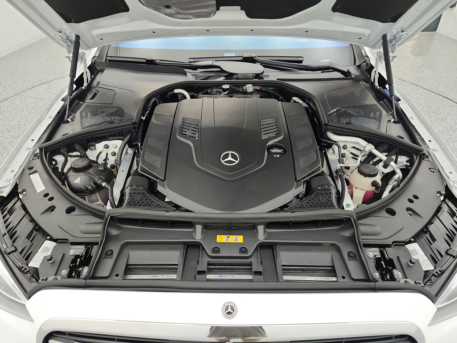 New 2026 MANUFAKTUR Moonlight White Metallic Mercedes-Benz S 580 image 12